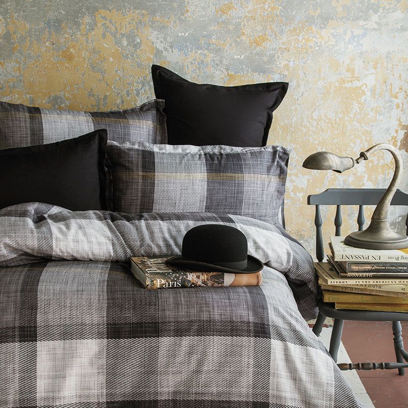 تصویر  ملحفه ساتین طرح dunloe black