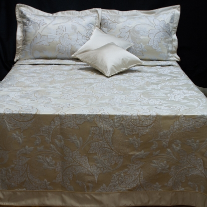 تصویر  روتختی دونفره ژاکارد ورونیکا 5 تکه طرح boss نقره ای شیری