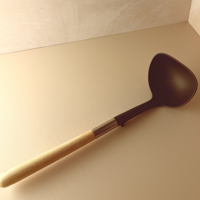 تصویر  ملاقه عمیق استیل چوبی