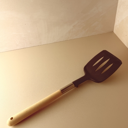 تصویر  کفگیر خط دار استیل چوبی