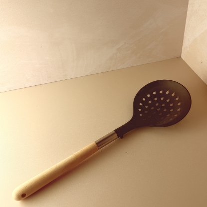 تصویر  کفگیر سوراخ دار استیل چوبی