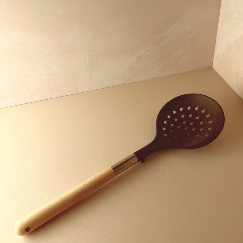 تصویر  کفگیر سوراخ دار استیل چوبی